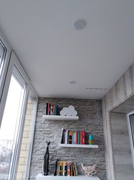 Наши работы Проведено электричество из квартиры, установлены точечные светильники GX53, розетки.
Потолок ПВХ: белая матовая панель шириной 50см.