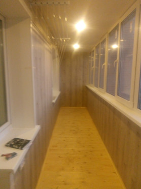 Наши работы Внутренняя отделка балкона под ключ: остекление, полы - доска, стены и потолок - пластиковые панели, освещение